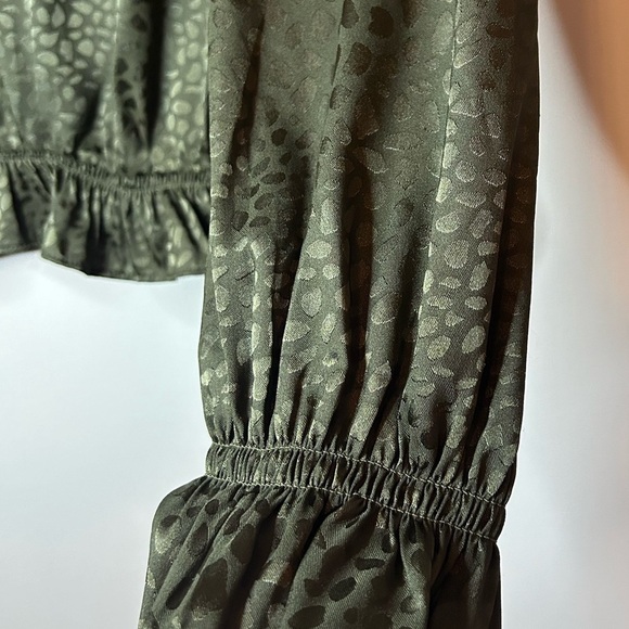 Status by Chenault Printed Satin Top in Olive Green Sz Med - Picture 5 of 8
